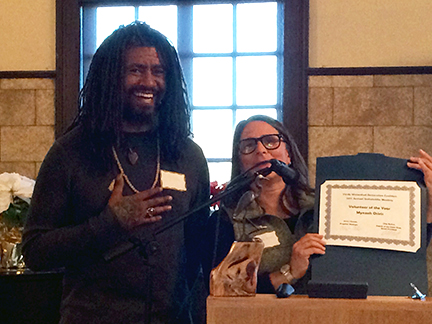 Mynzah Osiris receives Volunteer Award from Laura Jones